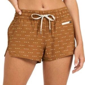 Vuori Women's Clementine 2" Short — Tumeric Arrow Pattern